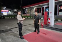 Polsek Kramatmulya Melaksanakan Patroli Malam Hari di Wilayah Hukum Sambangi Security SPBU Desa Cilowa