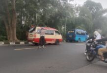 Polsek Kramatmulya Rutin Melaksanakan Ph Pagi di Simpang Tiga Desa Cilowa, Tekankan Keselamatan Warga dan Anak Sekolah