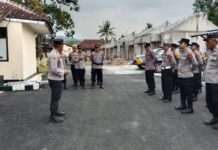 Personel Polsek Cilimus Siaga Amankan Kegiatan Nobar BRI Super League