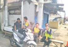 Lewat Sambang Warga, Bhabinkamtibmas Desa Kapandayan Berikan Pesan Kamtibmas