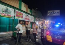 Patroli KRYD Malam Hari, Kanit Propam dan Bhabinkamtibmas Polsek Ciawigebang Sambangi Penjaga Malam Toserba Fajar