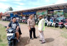 Cipta Kondisi Pada Siang Hari, Bhabinkamtibmas Polsek Ciawigebang Sambangi Juru Parkir Agrowisata Pakebon di Desa Geresik Saat Patroli Dialogis