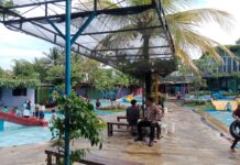 Bhabinkamtibmas Polsek Ciawigebang Patroli Dialogis Pada Siang Hari di Dino Waterpark Desa Ciputat, Sampaikan Himbauan Kamtibmas kepada Pengunjung