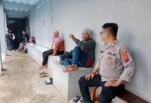 Bhabinkamtibmas Polsek Ciawigebang Sampaikan Himbauan Kamtibmas kepada Pengunjung Dino Waterpark di Desa Ciputat Saat Patroli Dialogis Pada Siang Hari