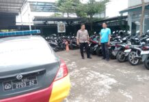 Bhabinkamtibmas Polsek Ciawigebang Sambangi Juru Parkir Dino Waterpark di Desa Ciputat, Sampaikan Himbauan Kamtibmas Saat Patroli Dialogis Pada Siang Hari