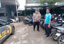 Bhabinkamtibmas Polsek Ciawigebang Patroli Dialogis Pada Siang Hari Sambangi Juru Parkir Dino Waterpark di Desa Ciputat