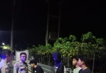 Patroli KRYD Malam Hari, Bhabinkamtibmas Polsek Ciawigebang Berikan Himbauan Kamtibmas kepada Remaja di Jalan Raya Desa Geresik