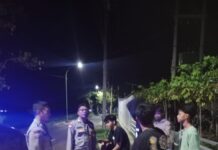 Patroli KRYD Malam, Bhabinkamtibmas Polsek Ciawigebang Sambangi Remaja di Jalan Raya Desa Geresik