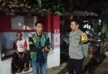 Bhabinkamtibmas Polsek Ciawigebang Patroli KRYD Malam Hari Sambangi Pos Ronda Warga di Desa Pajawanlor