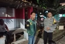 Bhabinkamtibmas Polsek Ciawigebang Sambangi Warga Jaga Pos Ronda di Desa Pajawanlor Saat Patroli KRYD Malam Hari