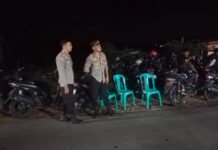 Kapolsek Ciawigebang Polres Kuningan Pimpin Pengamanan Nobar PERSIB vs PSM di Cafe Koka Desa Ciputat