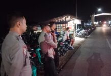 Kapolsek Ciawigebang Polres Kuningan Pastikan Nobar PERSIB vs PSM di Cafe Koka Desa Ciputat Berjalan Aman dan Tertib