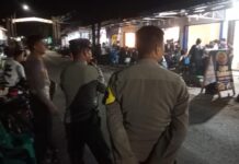 Jaga Kamtibmas, Kapolsek Ciawigebang Polres Kuningan Pimpin Pengamanan Nobar Sepak Bola di Cafe Koka Desa Ciputat