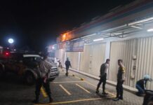 Kanit Propam Polsek Ciawigebang Pimpin Patroli Malam Hari Sambangi Karyawan Indomaret di Desa Susukan