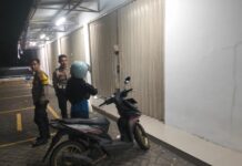 Kanit Propam Polsek Ciawigebang Pimpin Patroli Malam Hari Sambangi Karyawan Indomaret di Desa Susukan, Sampaikan Himbauan Kamtibmas