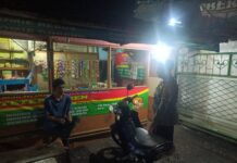 Bhabinkamtibmas Desa Mekarsari Patroli Dialogis Malam Hari, Sampaikan Himbauan Kamtibmas kepada Warga Binaan