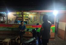 Patroli Dialogis Malam Hari, Bhabinkamtibmas Desa Mekarsari Ajak Warga Binaan Jaga Keamanan Lingkungan