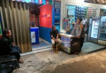 Cipta Kondisi Kamtibmas, Bhabinkamtibmas Desa Mekarsari Sambangi Warga Binaan Saat Patroli Dialogis Malam Hari
