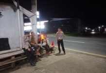 Patroli Malam Hari, Kanit Lantas Polsek Ciawigebang Sambangi Warga Desa Sidaraja dan Sampaikan Himbauan Kamtibmas
