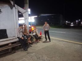 Patroli KRYD Malam Hari, Kanit Lantas Polsek Ciawigebang Sambangi Warga Sidaraja dan Sampaikan Himbauan Kamtibmas