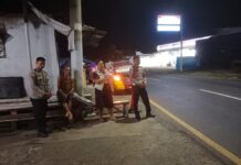 Patroli Malam Hari, Kanit Lantas Polsek Ciawigebang Sambangi Warga Desa Sidaraja