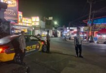 Kanit Lantas Polsek Ciawigebang Pimpin Patroli Malam Hari Antisipasi C3 dan Gangguan Kamtibmas di Pasar Desa Ciputat