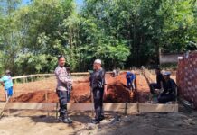 Bhabinkamtibmas Sambang Warga Desa Mekarjaya yang Sedang Bangun Pondasi Rumah