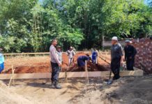 Sambangi Warga Binaan Bangun Rumah, Bhabinkamtibmas Desa Mekarjaya Sampaikan Himbauan Kamtibmas