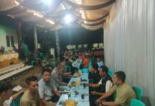 Bhabinkamtibmas Polsek Ciawigebang Patroli KRYD Malam Hari Sambangi Warga Persiapan Hajatan di Desa Suganangan