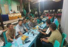 Jaga Kondusifitas Malam, Bhabinkamtibmas Polsek Ciawigebang Sambangi Warga Desa Suganangan yang Gelar Persiapan Hajatan Saat Patroli KRYD
