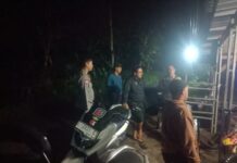 Bhabinkamtibmas Polsek Ciawigebang Sambangi Warga di Desa Suganangan Saat Patroli Malam Hari