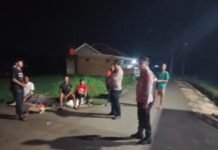 Patroli KRYD Malam Hari, Bhabinkamtibmas Polsek Ciawigebang Sambangi Warga di Desa Sukaraja dan Sampaikan Himbauan Kamtibmas