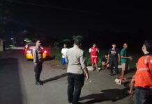 Bhabinkamtibmas Polsek Ciawigebang Sambangi Warga di Desa Sukaraja Saat Patroli KRYD Malam Hari