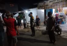 Cipta Kondisi Malam Hari, Bhabinkamtibmas Polsek Ciawigebang Berikan Himbauan Kamtibmas kepada Warga Desa Sukaraja Saat Patroli