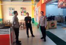 POLSEK LURAGUNG MELAKSANAKAN PATROLI KE PERTOKOAN YANG ADA DI JALAN RAYA LURAGUNG DAN MEMBERIKAN HIMBAUAN AGAR TETAP JAGA KEAMANAN