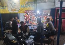 Patroli KRYD Malam Hari, Personel Polsek Ciawigebang Sambangi Warga di Warung Desa Cipicung