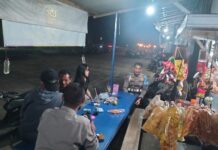 Sambangi Warga di Warung Desa Cipicung, Personel Polsek Ciawigebang Sampaikan Himbauan Kamtibmas Saat Patroli KRYD Malam