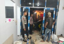Patroli KRYD Malam Hari Personel Polsek Ciawigebang Sambangi Warga Renovasi Kantor di Susukan, Sampaikan Himbauan Kamtibmas