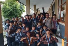Bhabinkamtibmas Polsek Ciawigebang Laksanakan Pengamanan Acara Pelepasan Siswa Kelas IX SMPN 2 Ciawigebang