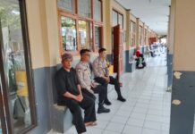 Ciptakan Situasi Kondusif, Bhabinkamtibmas Polsek Ciawigebang Amankan Acara Pentas Seni dan Pelepasan Siswa Kelas IX SMPN 2 Ciawigebang