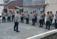 Polsek Ciawigebang Polres Kuningan Siagakan Personel Amankan Nobar Persib Bandung Vs Persijap Jepara