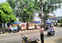 Polsek Ciawigebang Laksanakan Pengamanan dan Pengawalan Bobotoh Persib Nobar Indonesia Super League di Pendapa Paramartha Kuningan