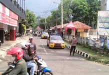 Kapolsek Ciawigebang Pimpin Pengamanan dan Pengawalan Bobotoh Persib Nobar Indonesia Super League di Pendapa Paramartha Kuningan