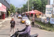 Ratusan Bobotoh Persib Dikawal Polsek Ciawigebang Nobar Indonesia Super League di Pendapa Paramartha Kuningan