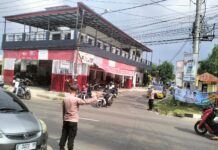 Kapolsek Ciawigebang Pimpin Langsung Pengawalan Bobotoh Persib Nobar Indonesia Super League 2025/2026 di Pendapa Paramartha Kuningan