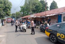 Kapolsek Ciawigebang Pimpin Pengamanan dan Pengawalan Bobotoh Persib Nobar ISL 2025/2026 ke Pendapa Paramartha Kuningan