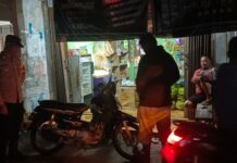 Anggota polsek subang sapa warga saat patroli, ciptakan rasa aman.