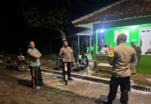 Duduk Bersama di Pos Ronda, Polsek Mandirancan Serap Aspirasi Malam Warga Desa Sukasari