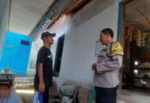 Bhabinkamtibmas Desa Cikubangsari Polsek Kramatmulya Laksanakan Sambang Door to Door ke Warga Guna untuk Deteksi Dini dan Cegah Kejahatan