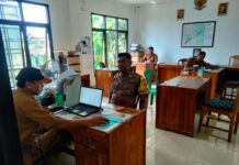 Tingkatkan Daya Tangkal Keamanan Swakarsa, Bhabinkamtibmas Polsek Mandirancan Sukses Gelar Giat Sambang Perangkat Desa